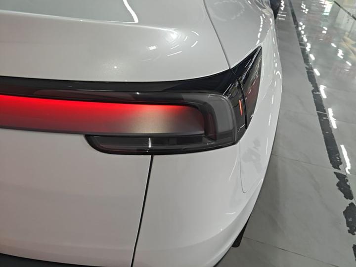 Model Y 2025 RWD photo 7