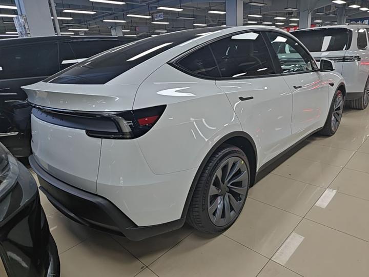 Model Y 2026 RWD photo 4
