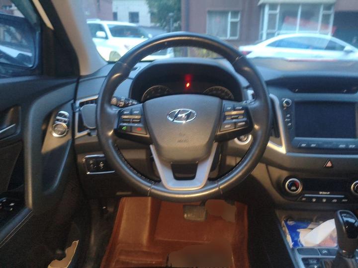 ix25 2015 1.6L AT RWD Premium DLX photo 8