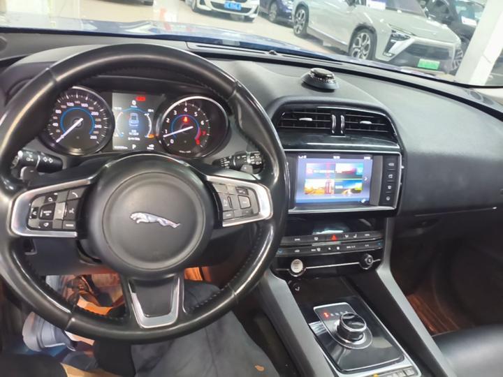 F-PACE 2018 2.0T AWD Exclusive photo 5