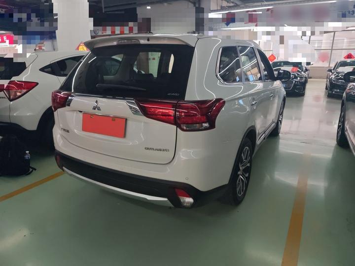 Outlander 2016 2.4L AWD Luxury 7-Seater photo 4