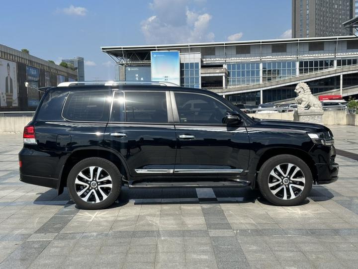 Land Cruiser Parallel Import photo 4