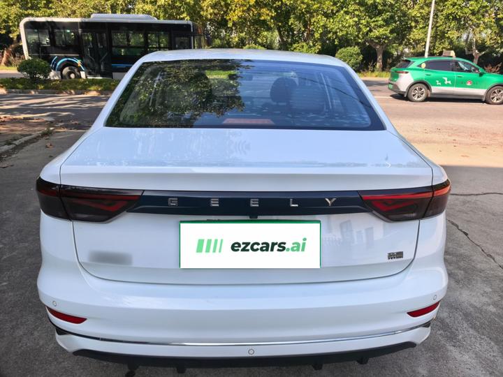 Emgrand 2022 4 1.5L CVT Elite photo 3
