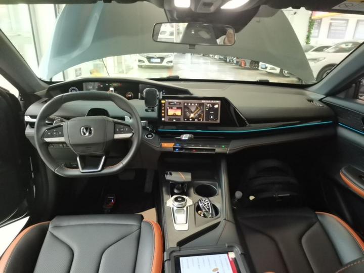 UNI-V 2023 1.5T Premium photo 5