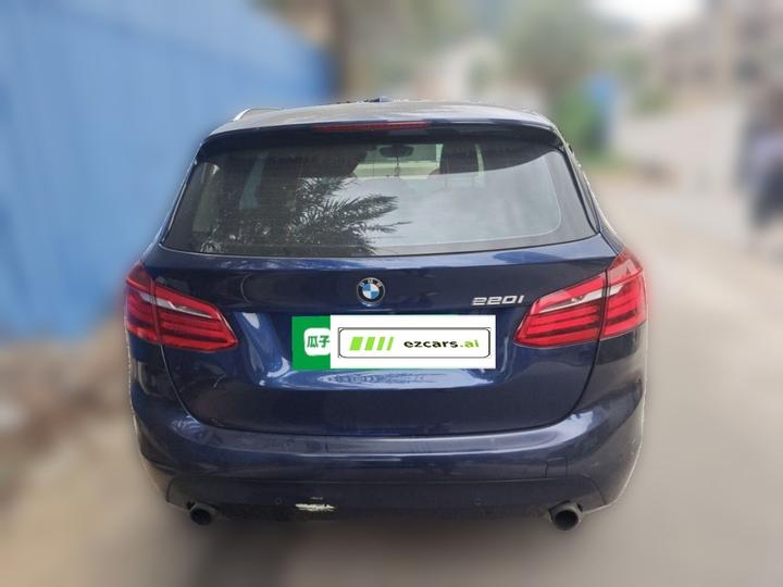2 Series Wagon 2016 220i Leading photo 5
