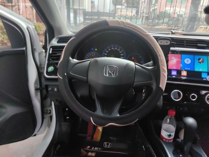 2015 1.5L CVT Luxury photo 3