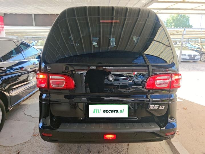 Lingzhi 2025 M5 1.6L Short Wheelbase 5-Seater photo 5