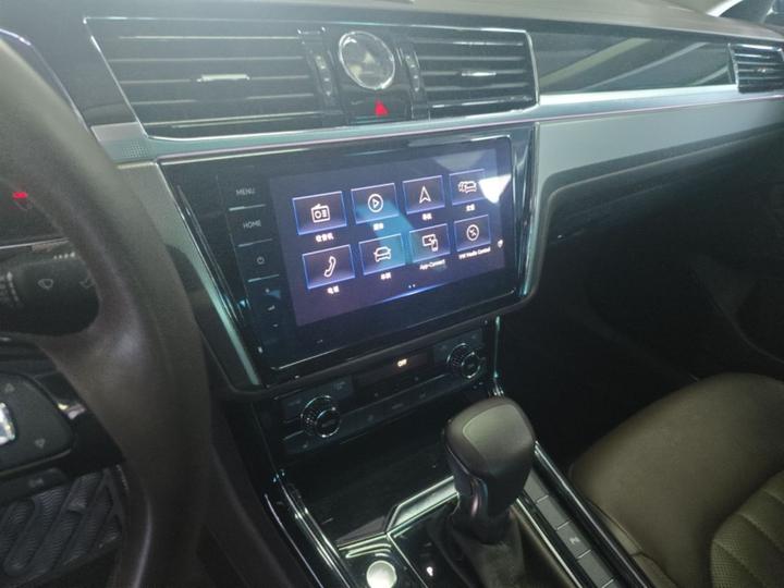 2021 380TSI Luxury photo 8