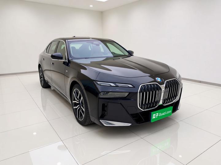 7 Series 2023 735Li M Sport Package photo 3