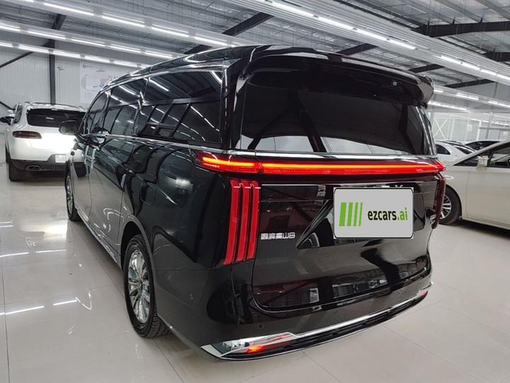 2025 AWD 8 photo 4