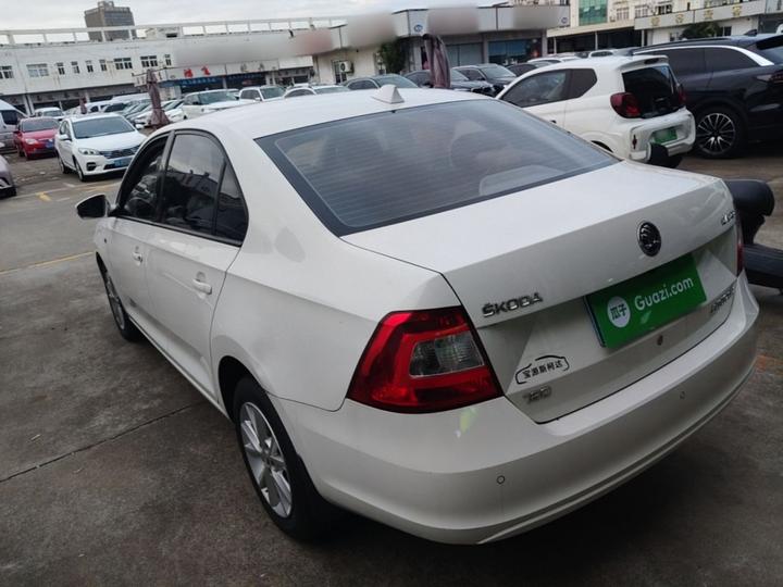 Rapid 2016 1.6L AT photo 4