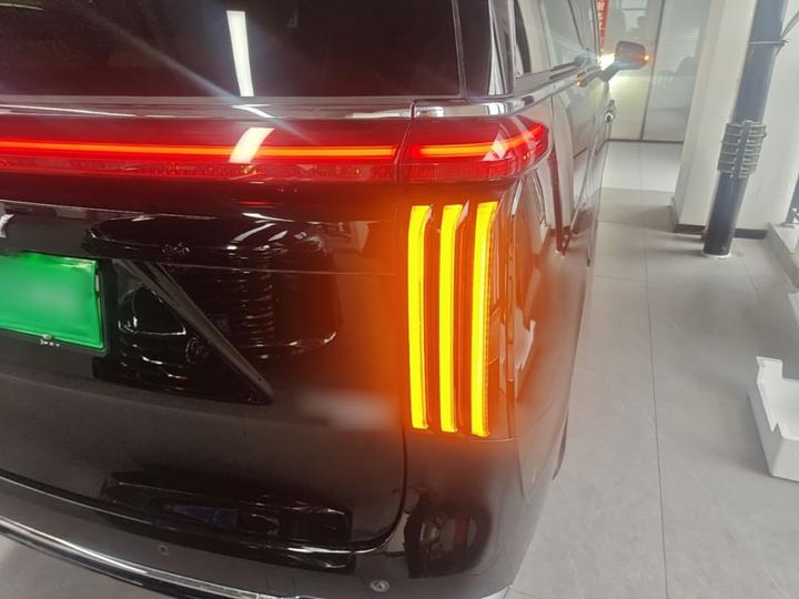 2025 AWD 8 photo 7