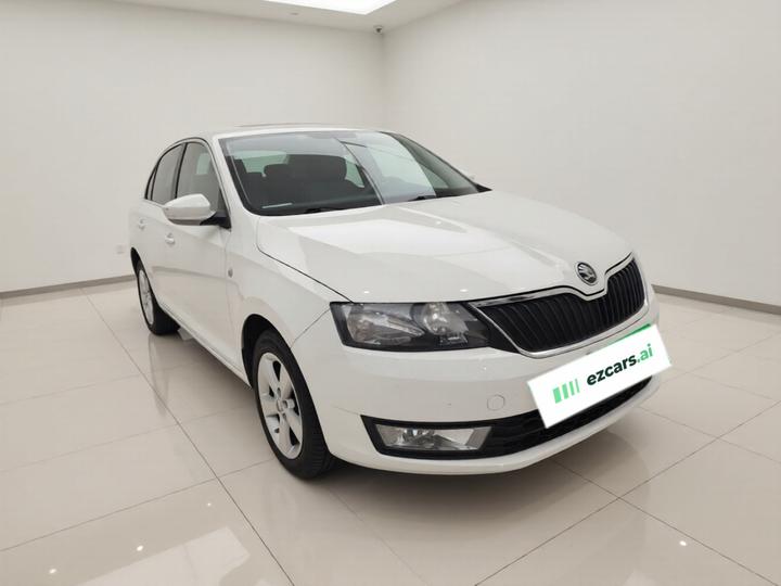 Rapid 2015 1.6L AT photo 3