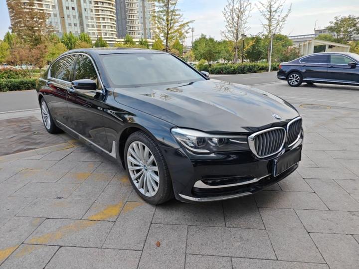 7 Series 2018 730Li Leading Excellence photo 3