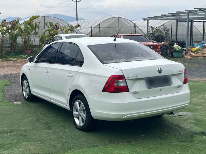 Rapid 2016 1.6L AT photo 4