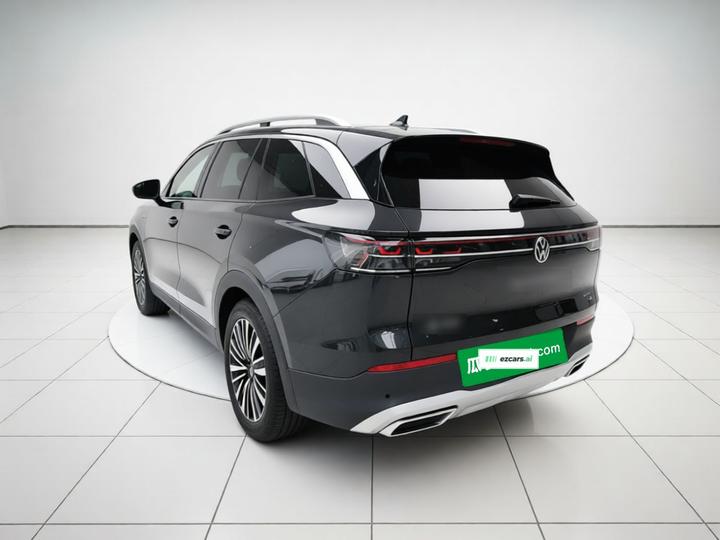 2024 330TSI Luxury photo 4