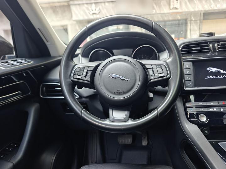 F-PACE 2016 2.0T RWD Exclusive photo 2