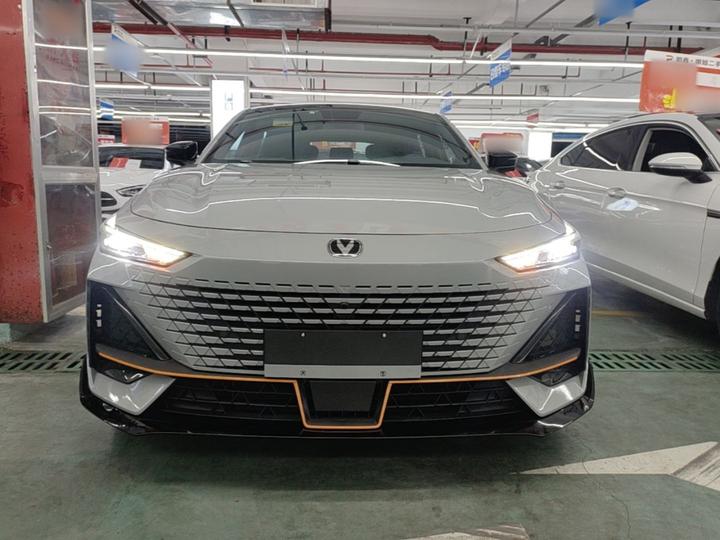 UNI-V 2022 1.5T Sport photo 2
