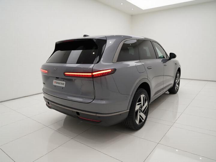 L90 2025 Ultra 6-Seater 60 photo 4
