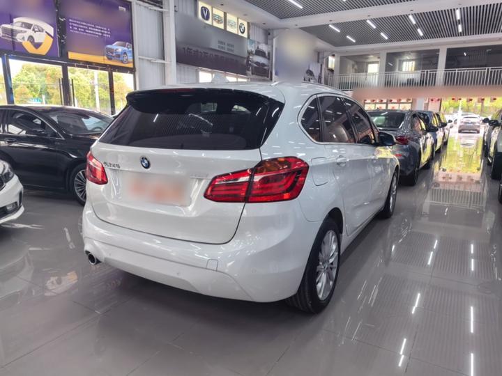 2 Series Wagon 2018 218i Leading photo 4