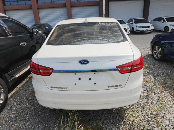Escort 2015 1.5L AT Comfort photo 5
