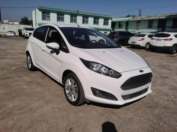 2013 Hatchback 1.5L AT Fashion photo 3