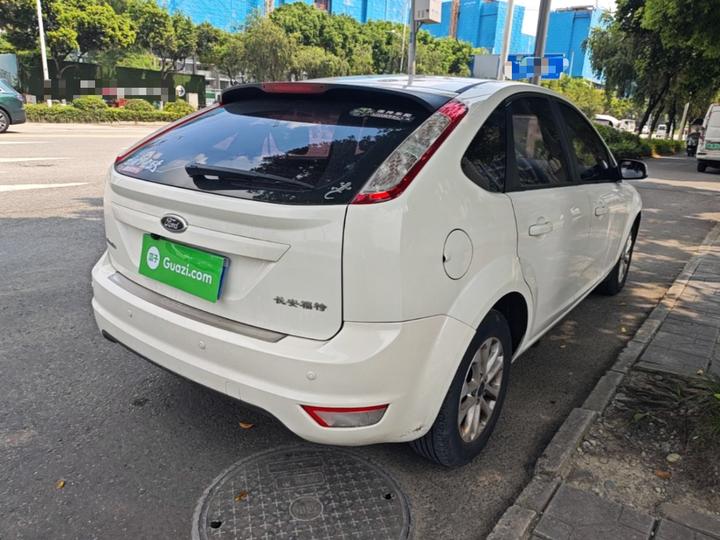 Focus 2013 Hatchback Classic 1.8L MT photo 4