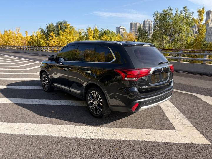 Outlander 2016 2.4L AWD Elite 5-Seater photo 5