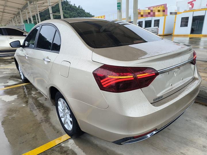 Emgrand 2020 1.5L MT Luxury photo 4