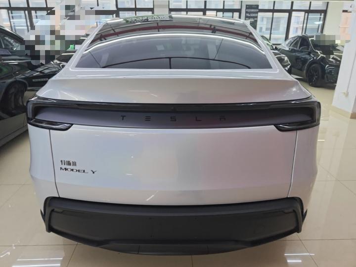 Model Y 2025 RWD photo 3