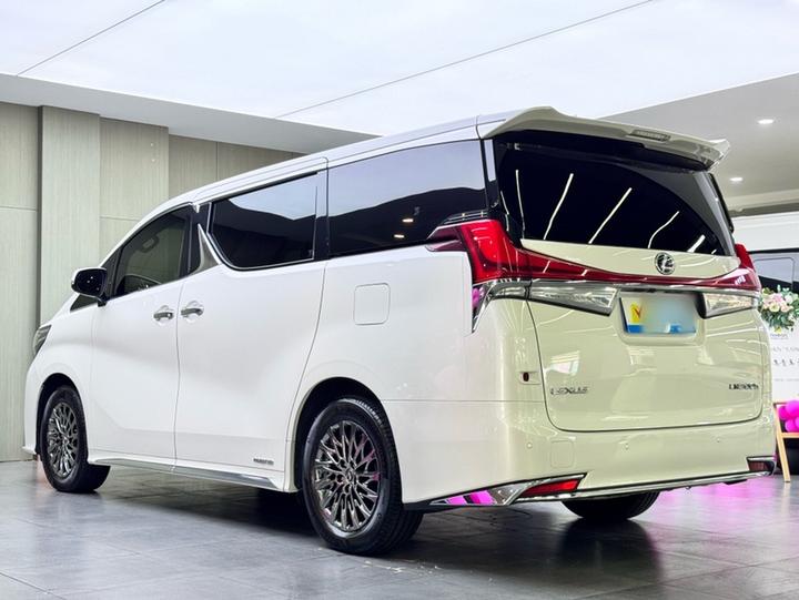 LM 2020 300h 4-Seater Royal photo 4