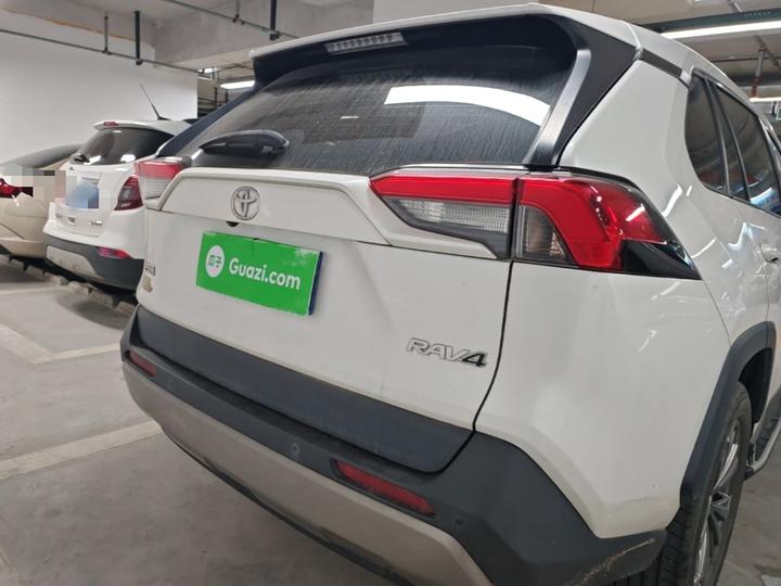 RAV4 2023 2.0L CVT RWD 20 Platinum Anniversary Edition photo 3