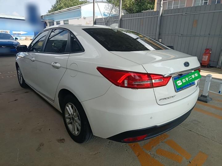 Escort 2019 1.5L MT photo 4