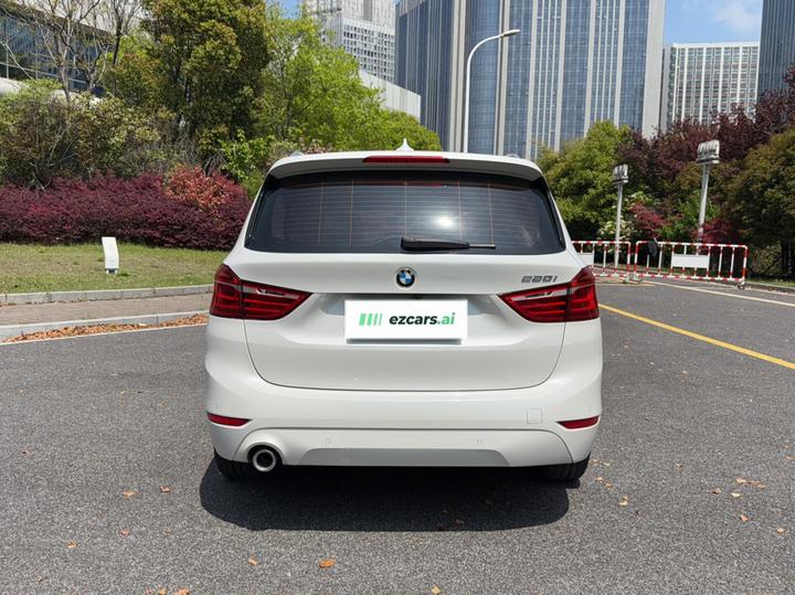 2 Series Wagon 2019 220i Leading photo 3