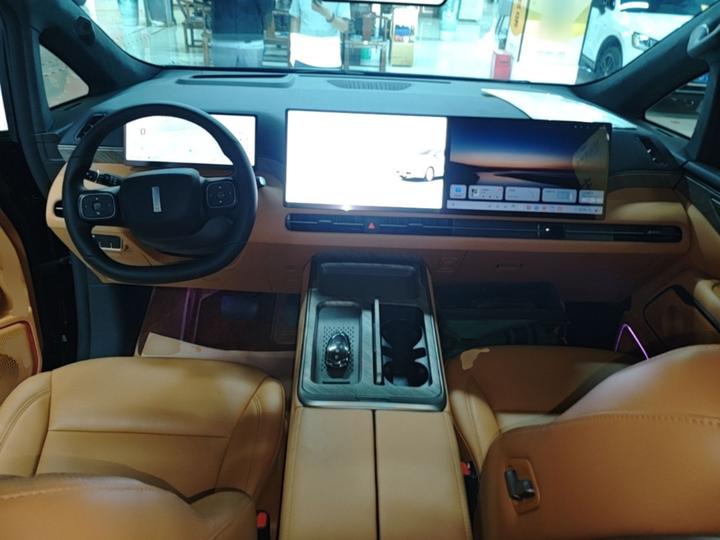 2025 AWD 8 photo 5