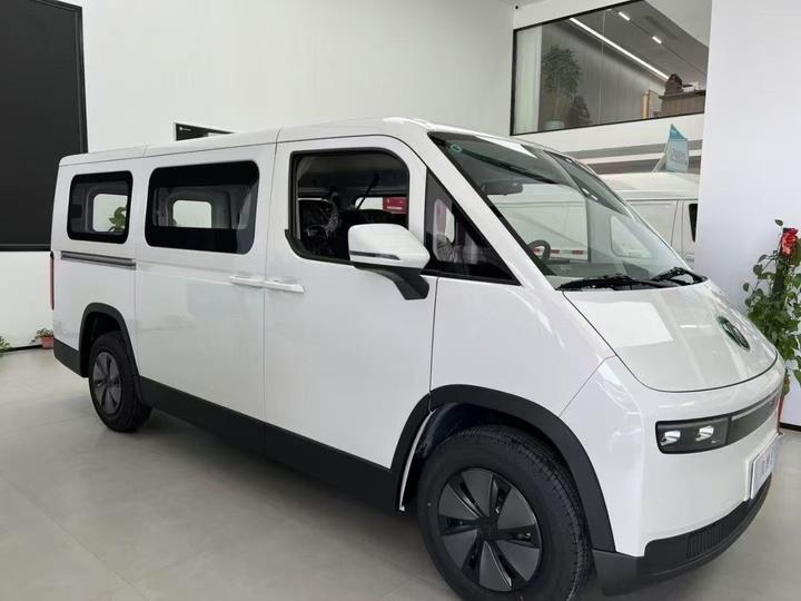 i7 2025 Short Wheelbase FWD 41.86kWh 6-Seater photo 3