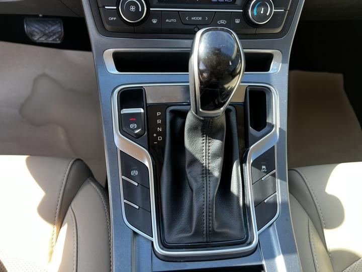 Emgrand 2018 1.5L CVT Luxury photo 6