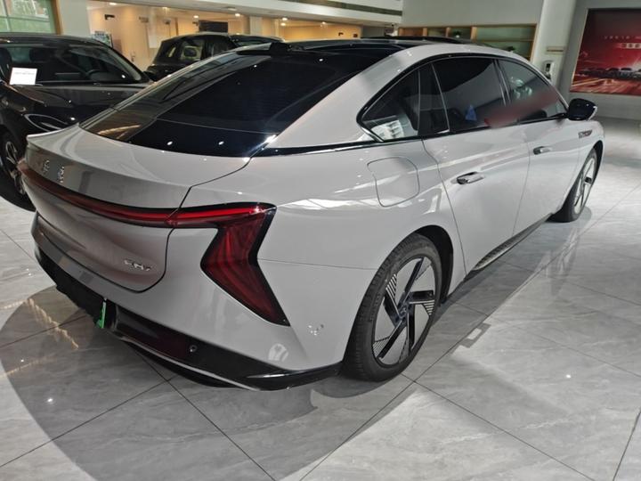 EH7 2025 640 AWD photo 4