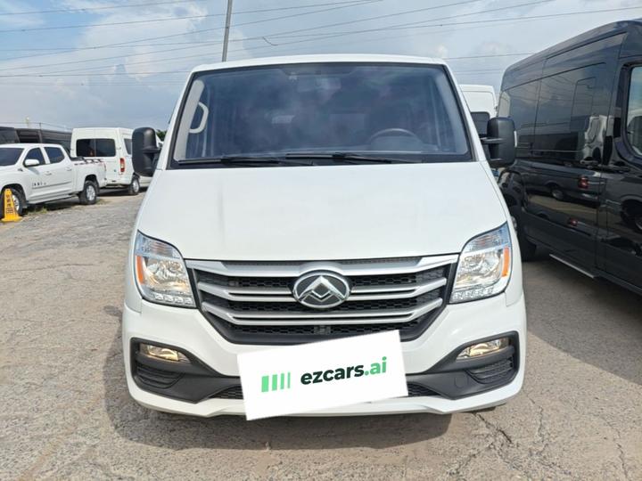 MAXUS V80 2023 2.0T MT Classic Short Wheelbase 5/6-Seater photo 2