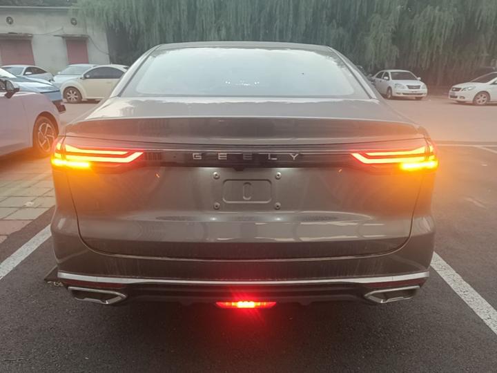 Emgrand 2026 5 1.5L CVT Luxury photo 3