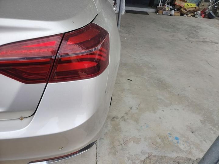 Emgrand 2018 1.5L CVT Luxury photo 7
