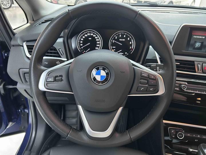 2 Series Wagon 2018 218i Leading photo 4