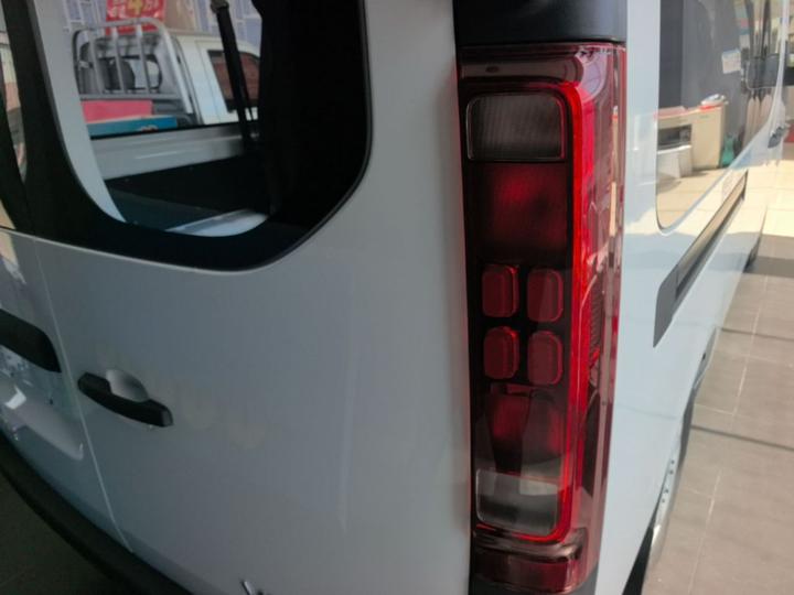 V919 2025 Honor 50kwh Short Wheelbase Elite 6-Seater photo 7