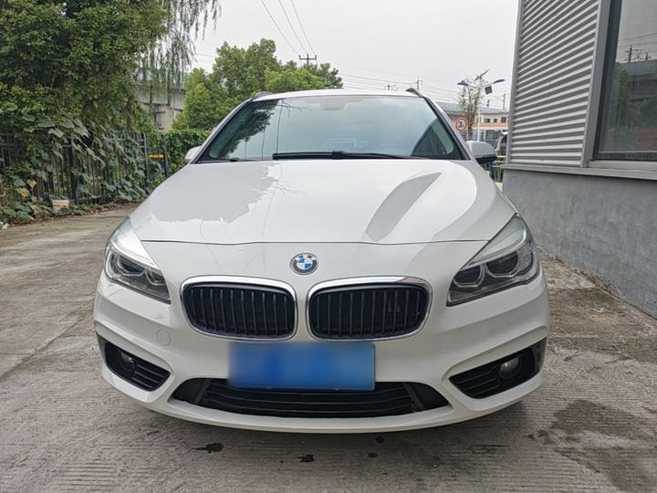 2 Series Wagon 2016 218i Sport Design Package photo 2