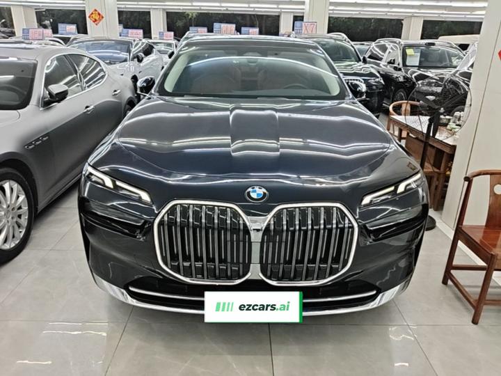7 Series 2023 735Li Luxury photo 2
