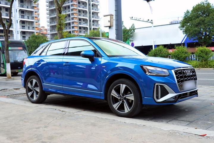 Q2L 2022 35 TFSI Luxury Dynamic photo 2