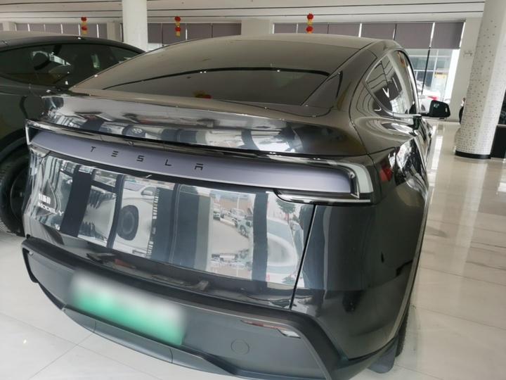 Model Y 2025 RWD Launch Edition photo 3