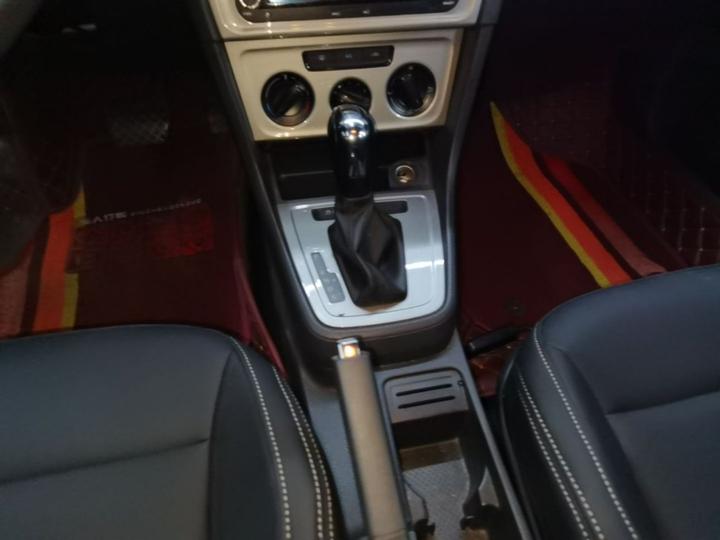 Lavida 2013 Facelift Classic 1.6L AT photo 8