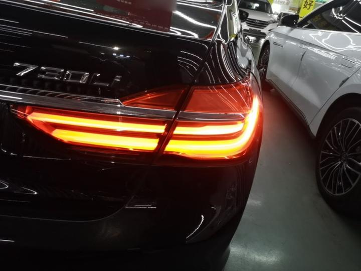 7 Series 2017 730Li Leading photo 7