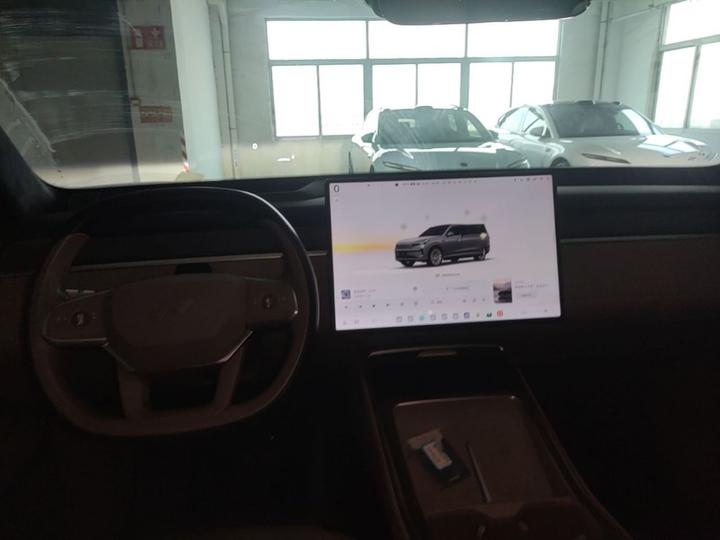 L90 2025 Ultra 6-Seater 60 photo 5